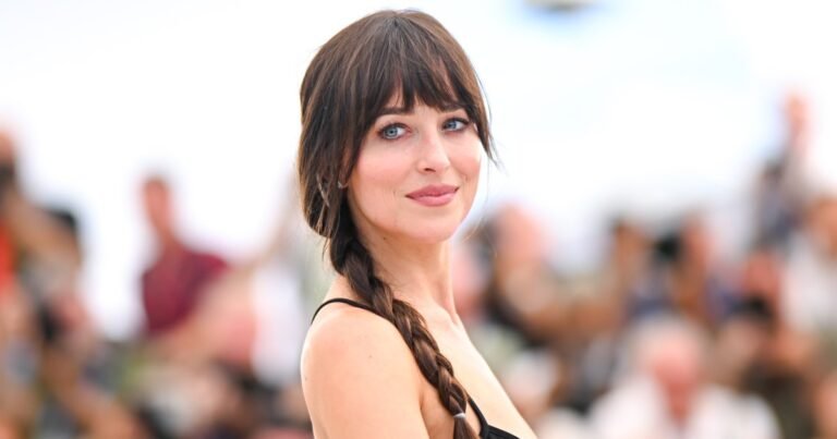 Get Dakota Johnson’s ‘French Girl’ Fall Jeans Look for Just $23