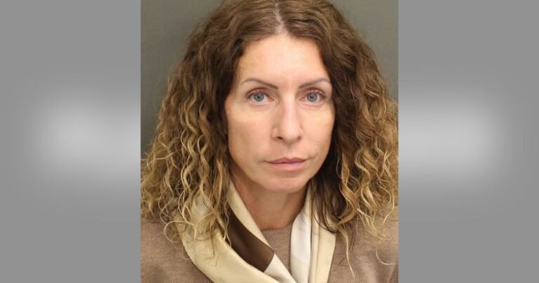 Mom Arrested While Exiting Plane After Leaving 4 Kids Alone